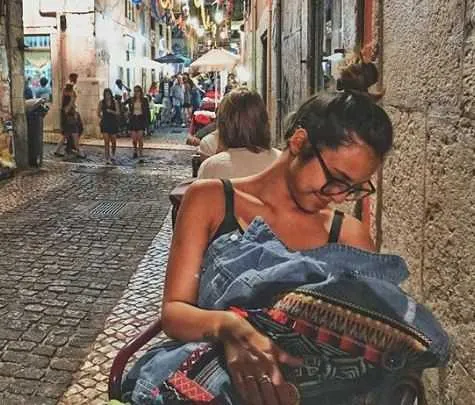 A atriz Yanna Lavigne mostra que a maternidade tem feito muito bem. Desde o nascimento de Madalena, sua primeira filha, a artista está curtindo uma viagem por Portugal, com o ex-namorado e pai da menina, o ator Bruno Gissoni. Inclusive, foi pelas lentes do pai, que a bela posou no Instagram, admirando a pequena enquanto a amamenta em uma das ruas portuguesas.