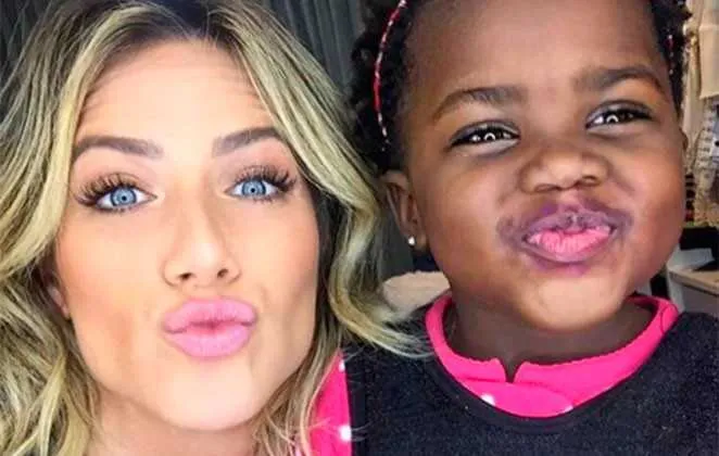 Bruno Gagliasso compartilhou mais um clique que deixou os fãs babando em seu perfil no Instagram. Na noite de domingo, o ator dividiu com os seguidores uma foto da esposa Giovanna Ewbank e da filha do casal, Titi. Na imagem, as duas aparecem fazendo "biquinho" enquanto se maquiavam. 