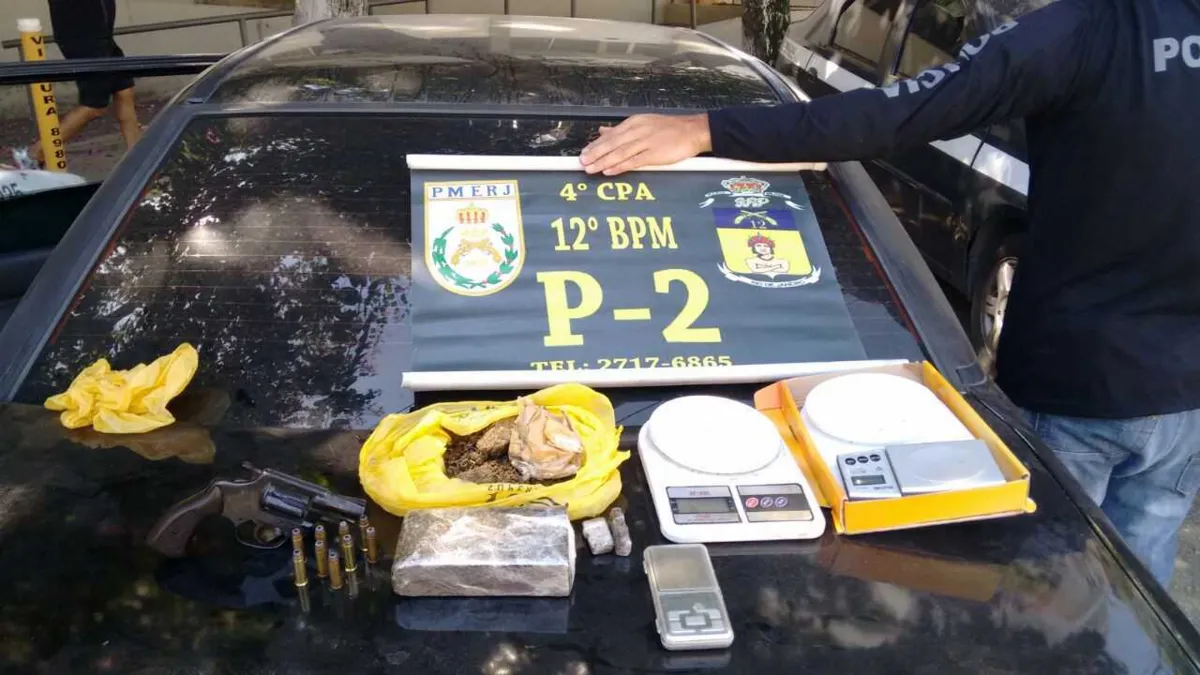 As drogas e a arma foram descobertas pelos policiais da P-2