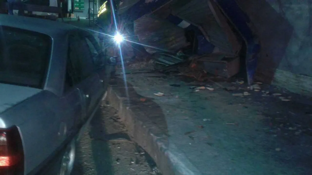 A dupla só parou depois de colidir na banca de jornais