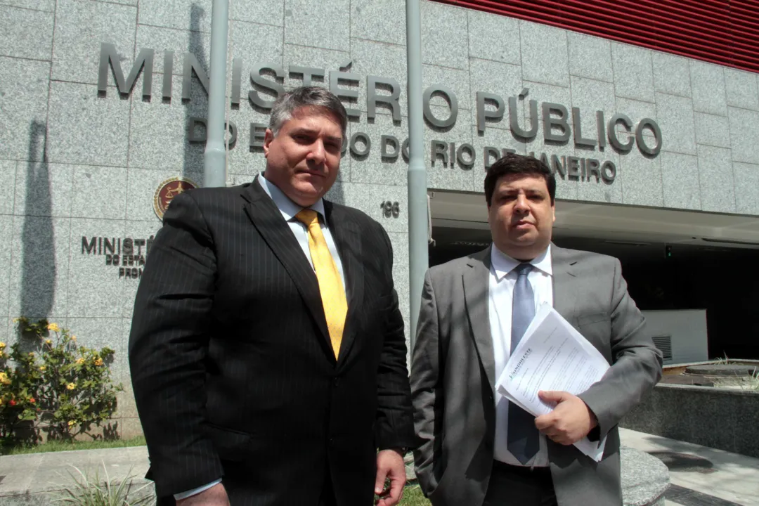 Advogados entregaram a denúncia ao Ministério Público.