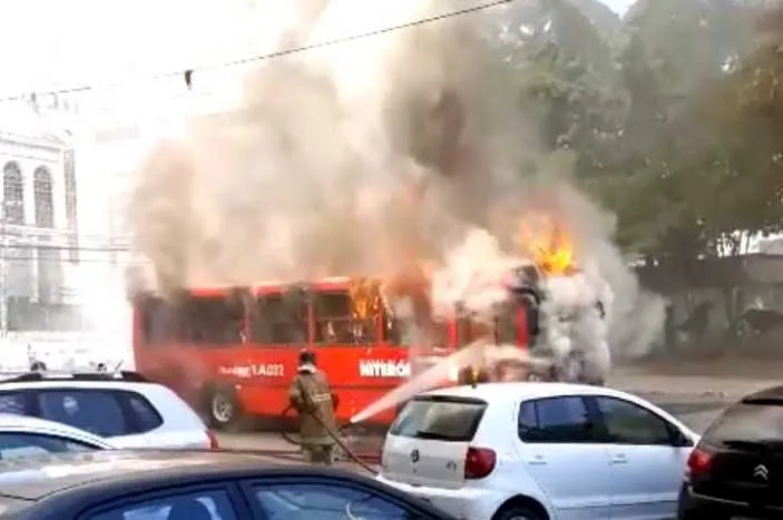 Chamas foram controladas pelo Corpo de Bombeiros