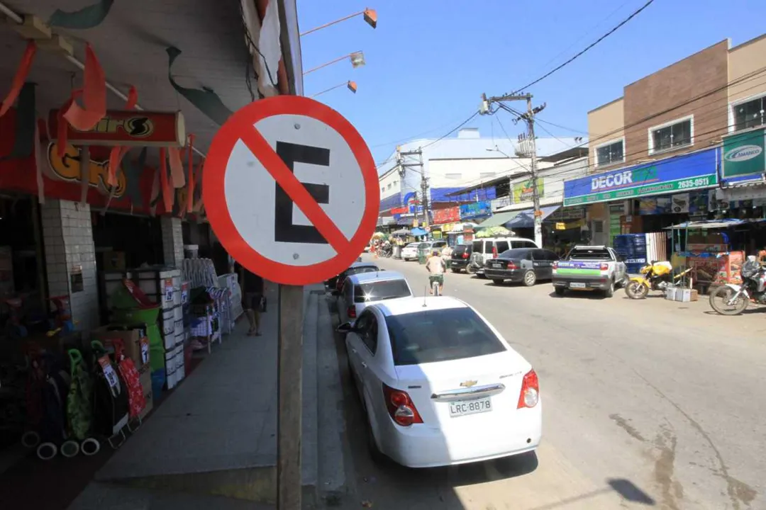 Apesar da presença de guardas municipais, motoristas teimam em desrespeitar as placas