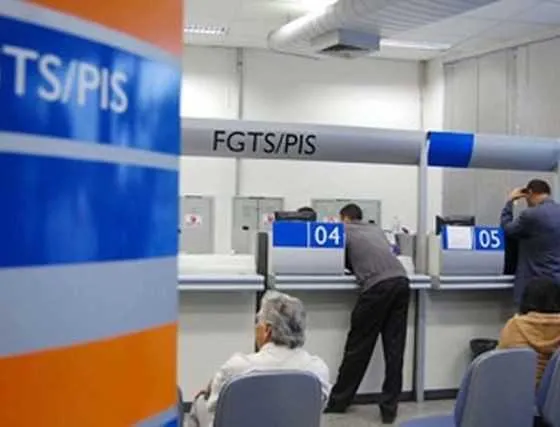 Terão acesso ao benefício homens a partir dos 65 anos e mulheres, 62.