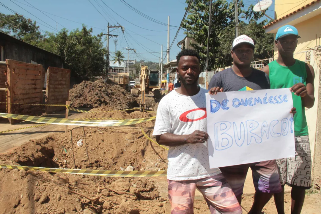 30 08 2017 De quem é o buraco no Pacheco Felipe SN (1)