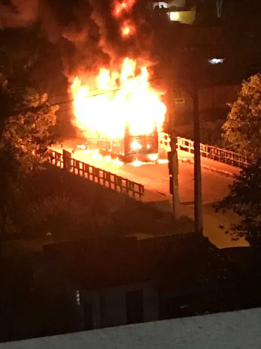 Imagem ilustrativa da imagem Manifestantes colocam fogo em ônibus em Maria Paula