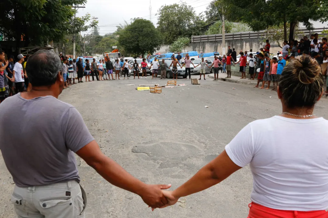 Duas faixas da RJ-100 foram interditadas durante manifestação