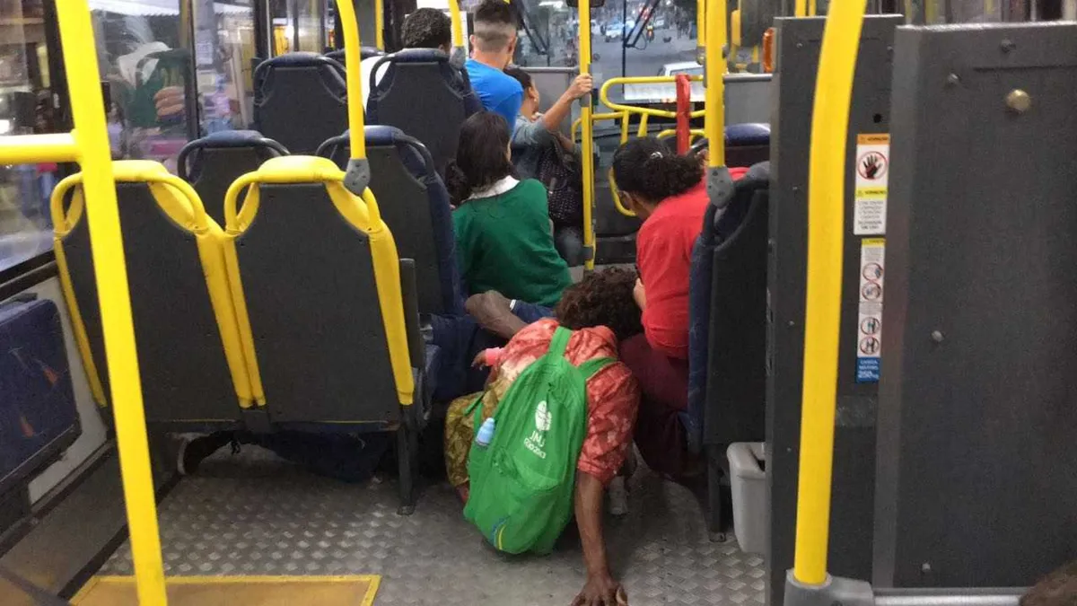 Passageiros tiveram que se abaixar para se proteger dos disparos.