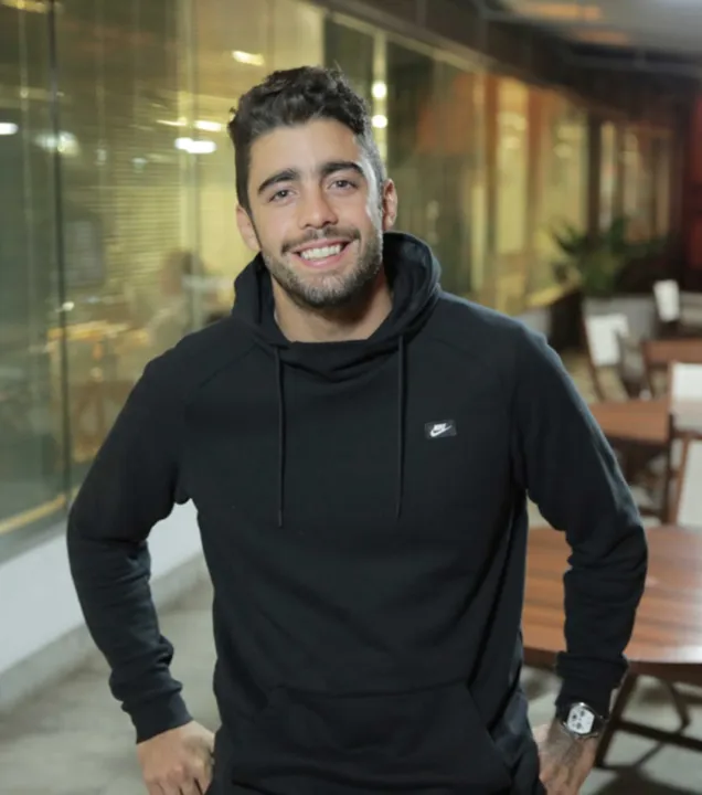 O surfista Pedro Scooby será um dos 20 participantes do reality de competição que a Band leva ao ar esse mês. Apesar de ter que ficar três meses longe de casa, Scooby disse que recebeu o apoio da mulher, Luana Piovani, para participar do programa que será gravado numa praia na República Dominicana: “Ela me disse pra ficar tranquilo, que ela cuidaria de tudo aqui”, contou. 