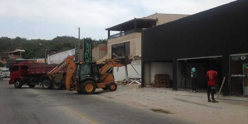 Com o auxílio de uma retroescavadeira, agentes demoliram construções em áreas públicas.