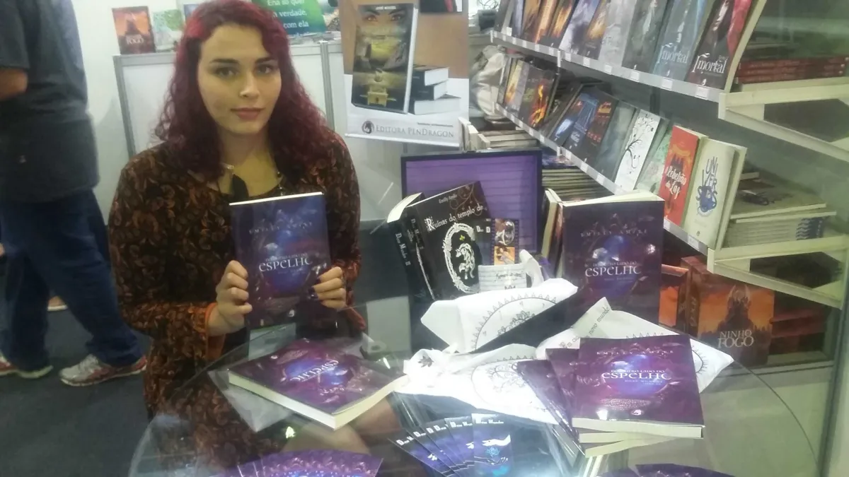 Emily Amite vai autografar seu livro amanhã e na próxima sexta (8), no estante H 33 do evento