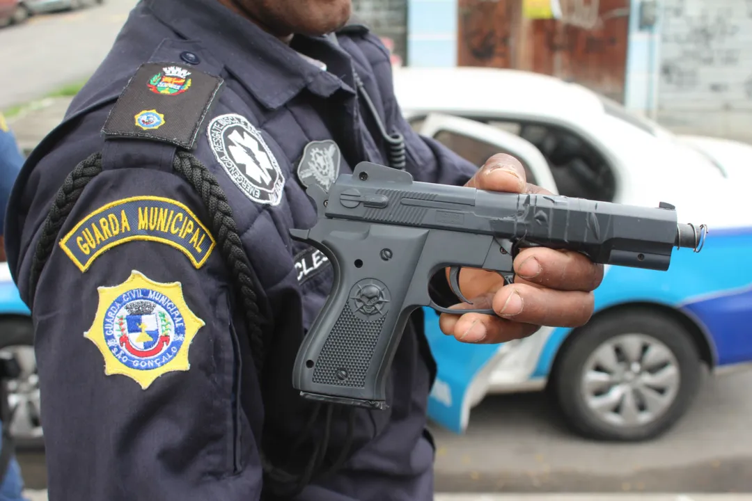 Guardas municipais tiveram a atenção despertada para o ciclista e apreenderam arma de brinquedo
