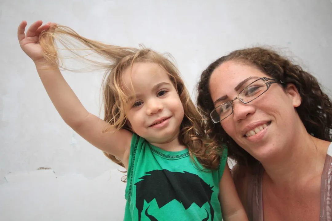 Patrícia quer leiloar os fios do pequeno Luiz para ajudar instituições de combate ao câncer