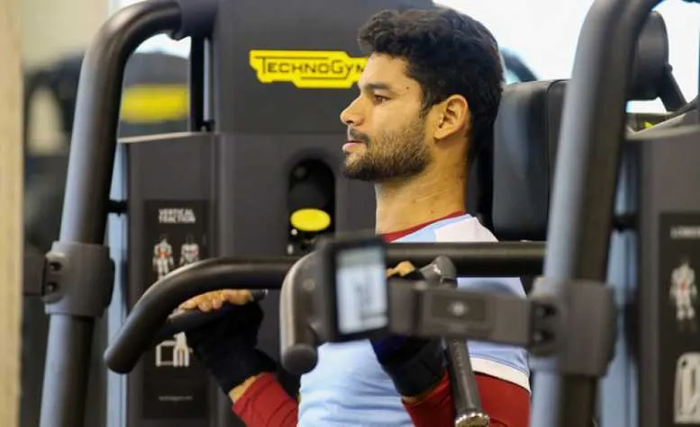 Zagueiro faz trabalho de recuperação no CT Pedro Antonio