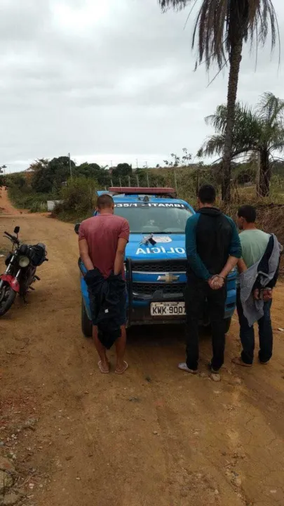 Os homens ainda estavam com as vítimas do roubo de carga