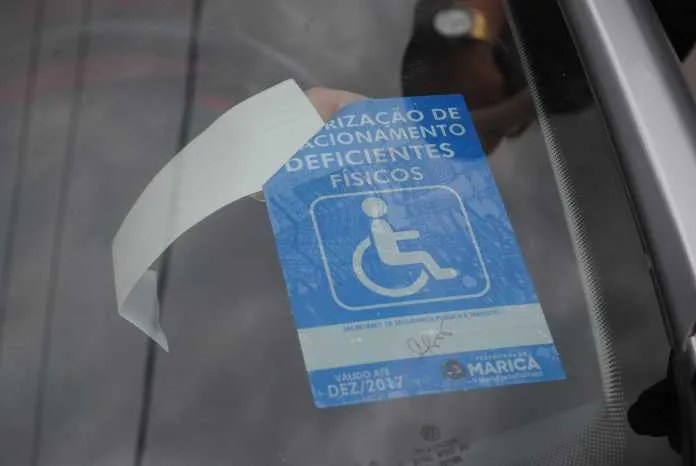 Adesivos devem ser colados no para brisa dianteiro do carro
