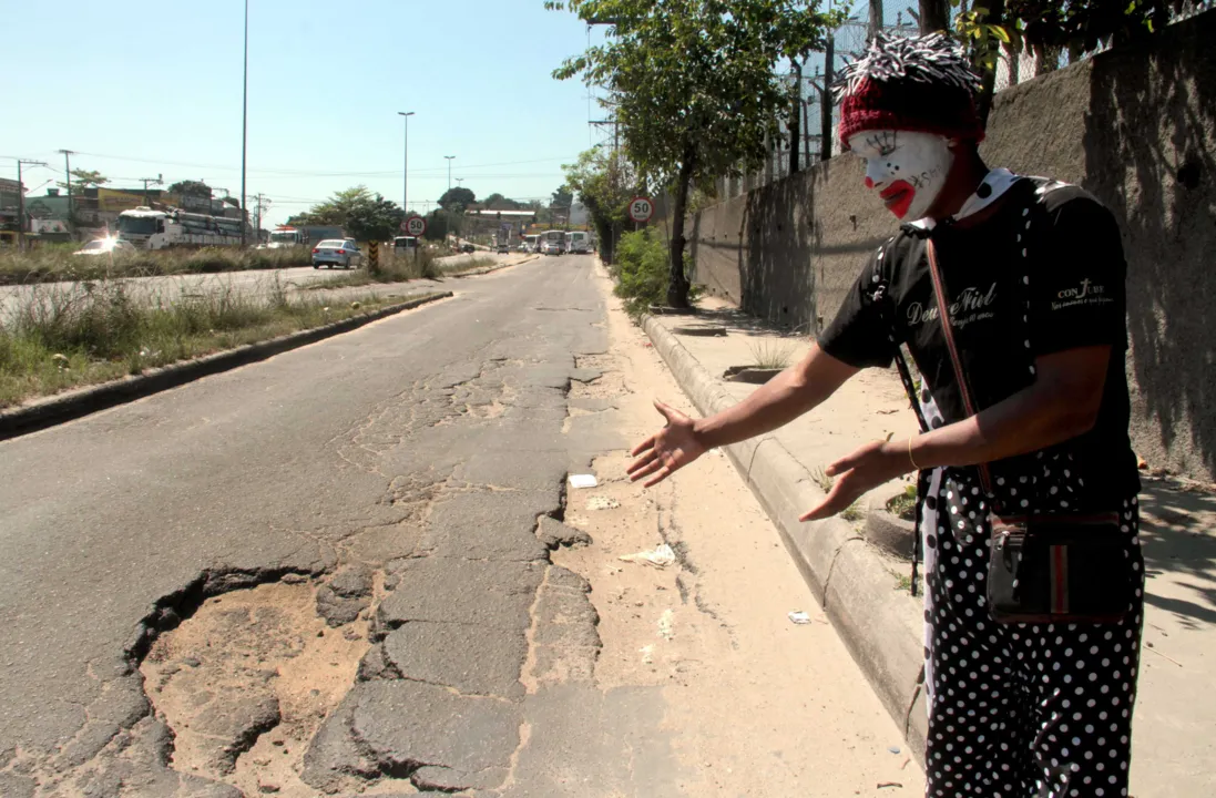 O problema crônico, no trecho de várias ruas entre o bairro do Alcântara e o retorno do Jardim Catarina, é uma dor de cabeça para os motoristas que precisam trafegar diariamente pelo local