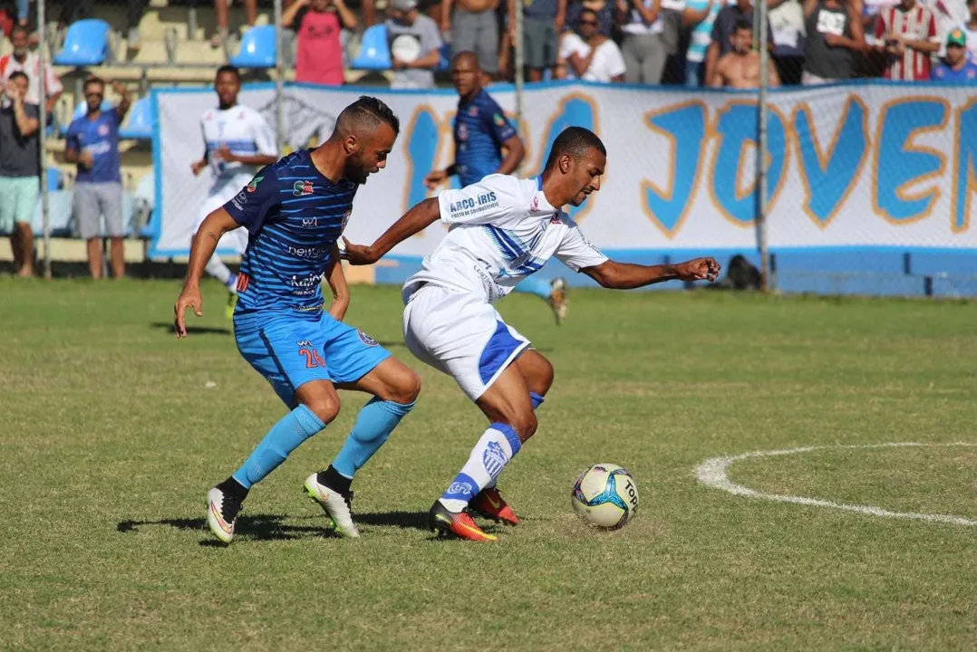 Atletas da ADI e Goytacaz dividem bola em jogo da semifinal da Taça Corcovado no Alzirão