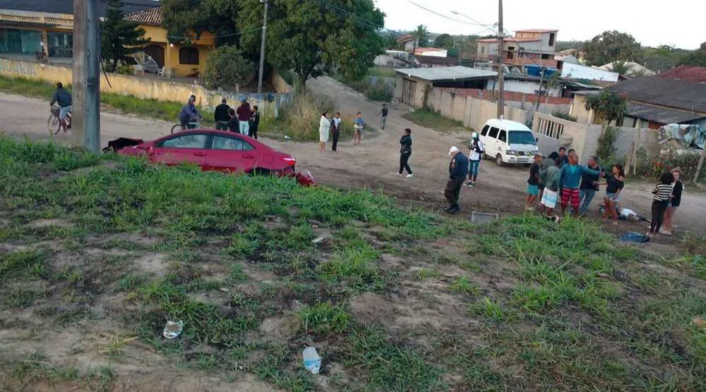 Segundo testemunhas, vítimas foram atropeladas quando socorriam motorista de um Vectra