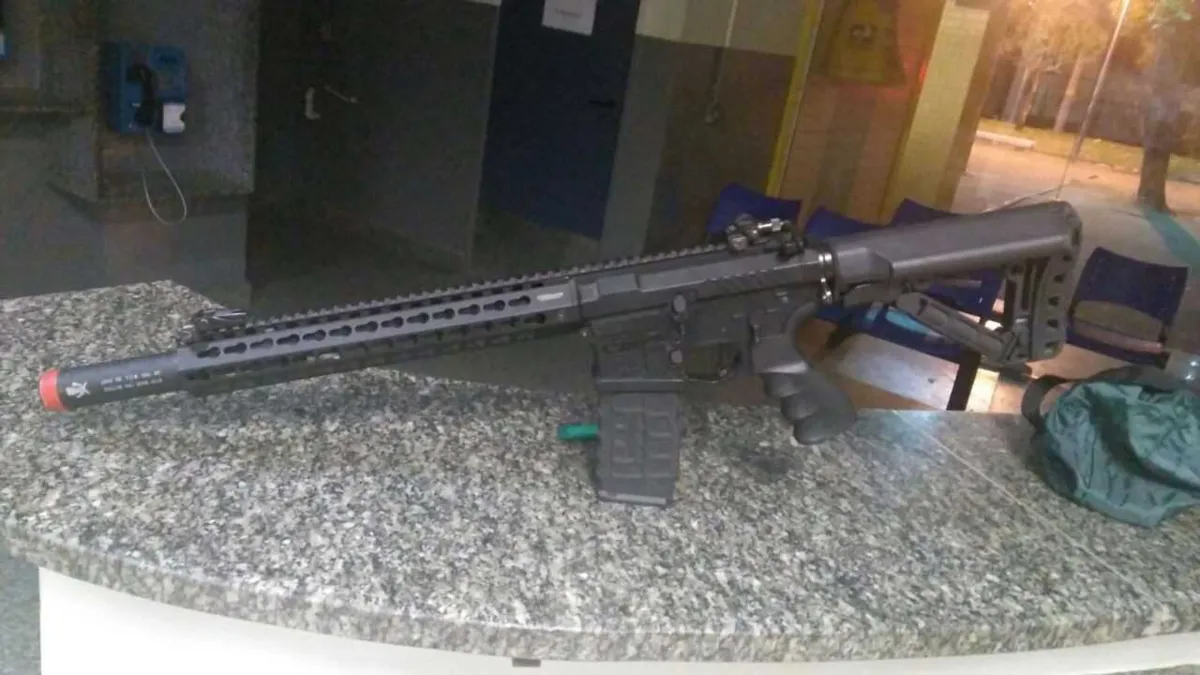 A réplica é semelhante ao modelo fuzil M16