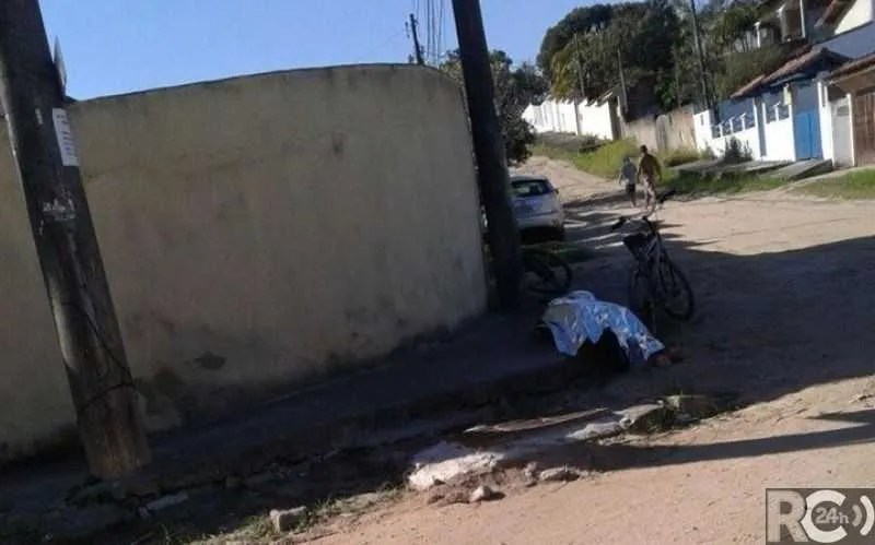 Débora e as duas amigas estavam no portão de uma casa quando criminosos passaram pelo local efetuando vários disparos