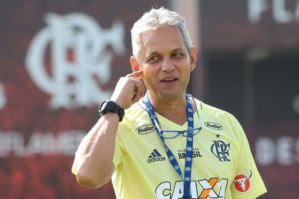 Sem poder contar com alguns titulares, Reinaldo Rueda teve que modificar todo esquema do Fla