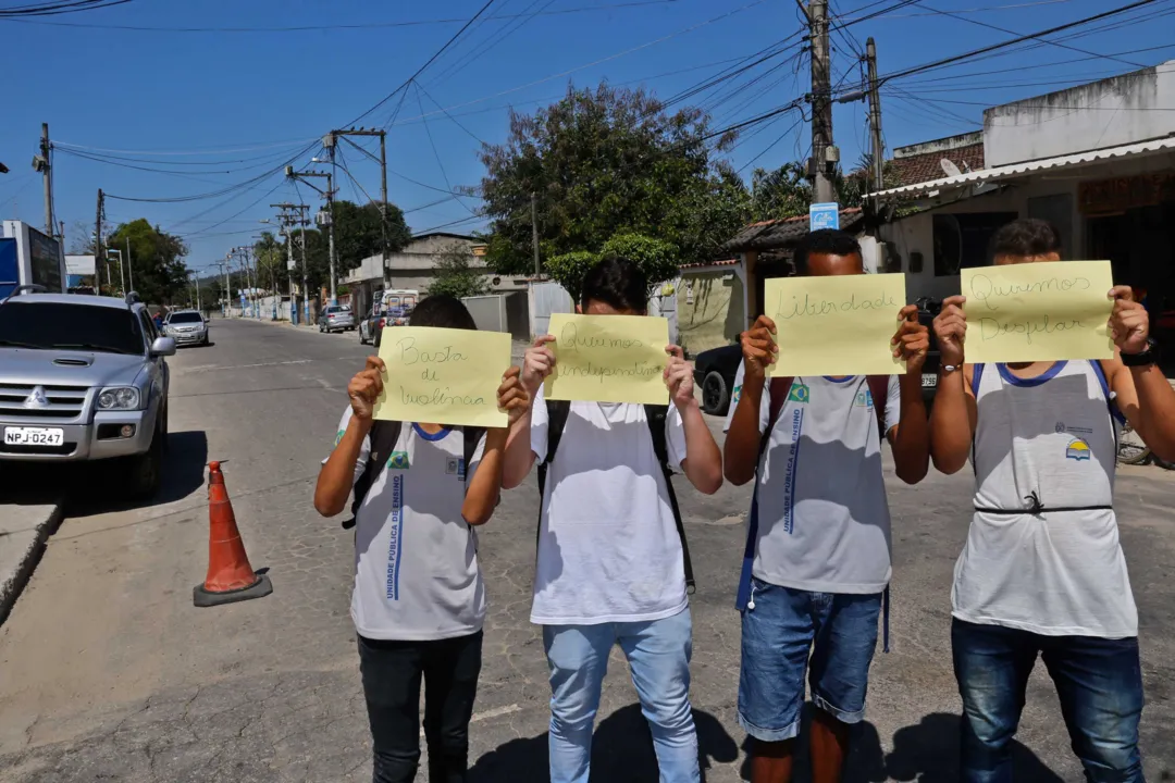 Acostumados a desfilarem, cantando os hinos da Independência e da cidade, alunos lamentaram o cancelamento do evento cívico. Eles esperam ser convidados para o desfile de aniversário