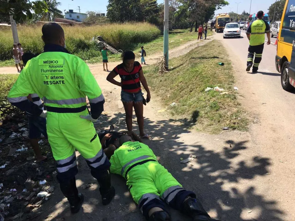 Na divisa de Guaxindiba e Jardim Catarina, Leonardo Bremião perdeu o controle do veículo e capotou