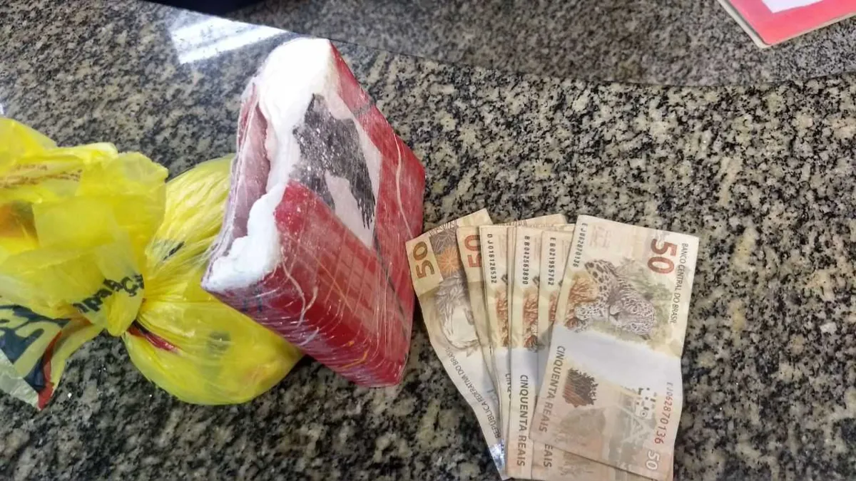 Mulher e dois homens foram presos em flagrante por tráfico