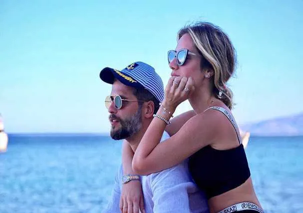 Cheios de graça, Bruno Gagliasso e Giovanna Ewbank estão curtindo uma folguinha em Mykonos, na Grécia. No Instagram, a atriz se declarou ao marido. “Que delícia de viagem, que delícia estar com meu parceiro em tantos momentos incríveis e inesquecíveis...!!! Adorei conhecer Mykonos, suas praias, pôr do sol, os gregos gente boa e a comida maravilhosa”, escreveu.