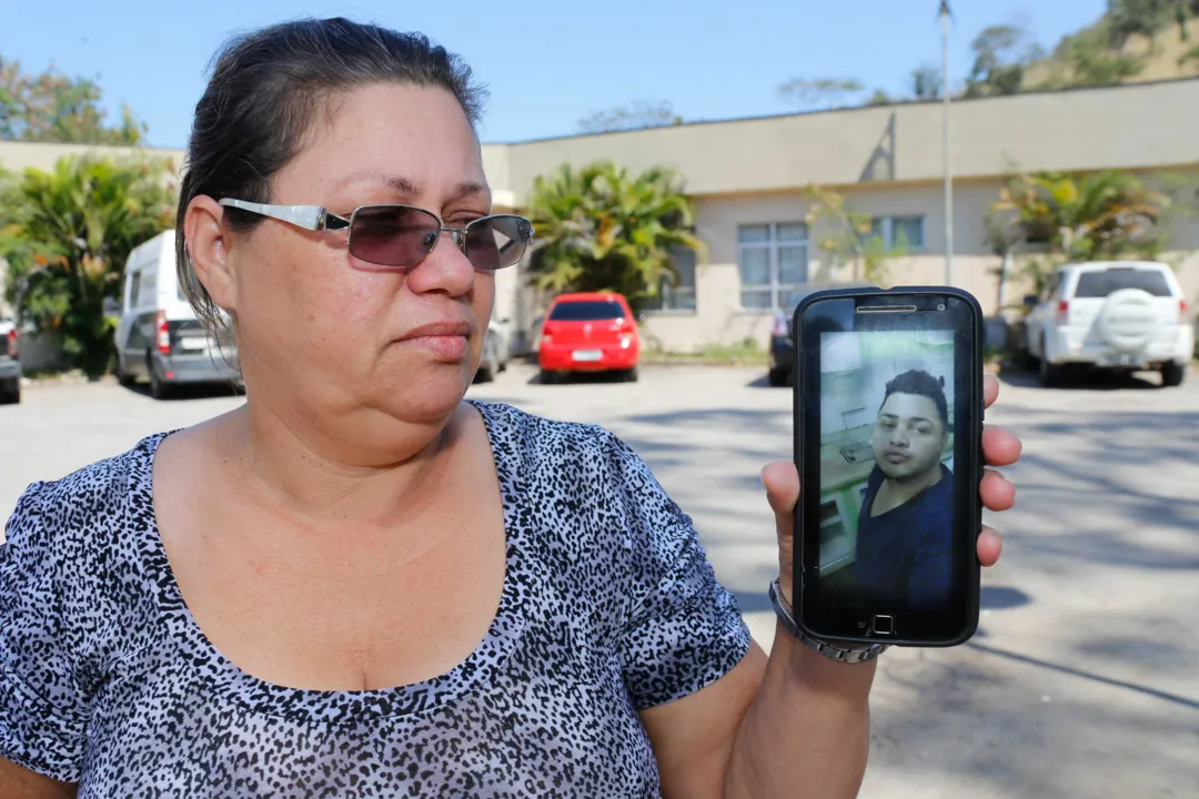 A técnica de enfermagem Magali de Oliveira Eustáquio mostra a foto de Diego no celular