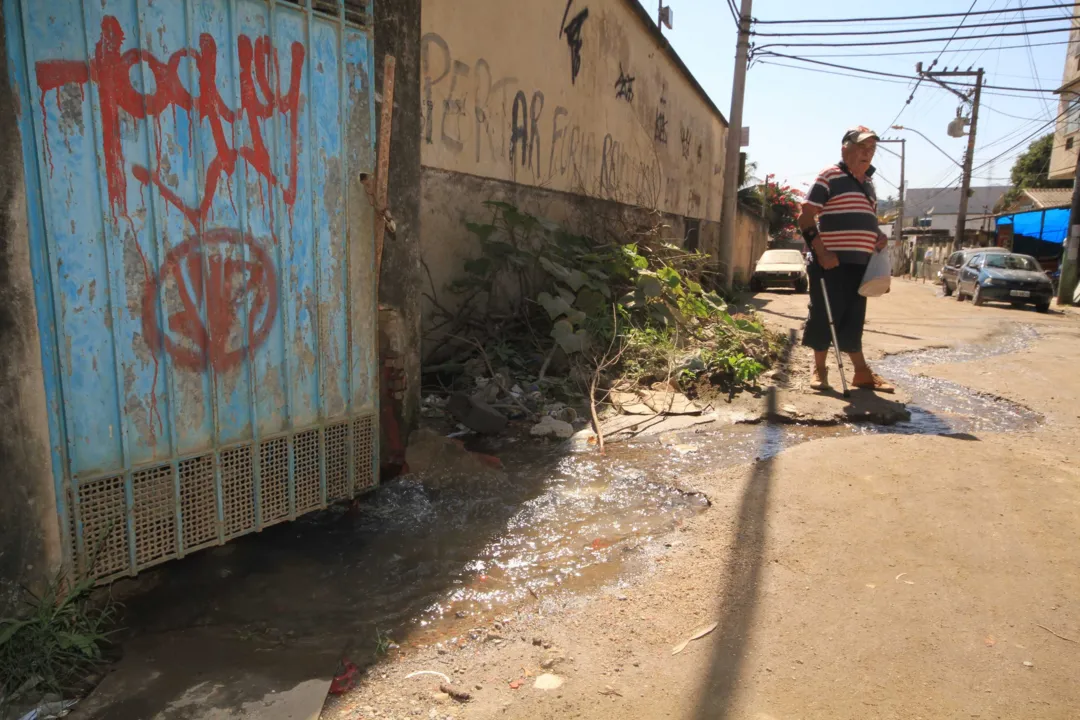 A água escoa em grande quantidade pelo rua de forma incessante, o que, segundo denúncias, tem provocado desabastecimento