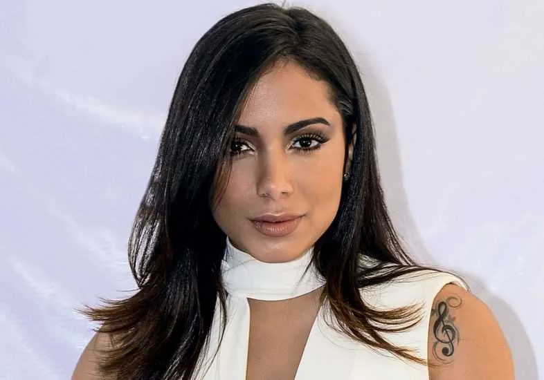 "Quem tá pegando não tá reclamando",  diz Anitta sobre críticas ao seu namoro.