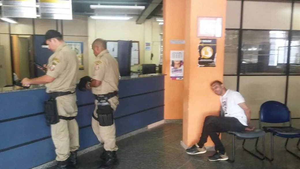 O acusado preso ontem pelo guarda estava há apenas duas semanas em liberdade condicional
