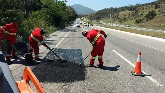 O piso irregular da pista sentido Niterói vinha causando diversos acidentes no trecho do Spar. Equipes da Secretaria de Obras taparam vários buracos no local