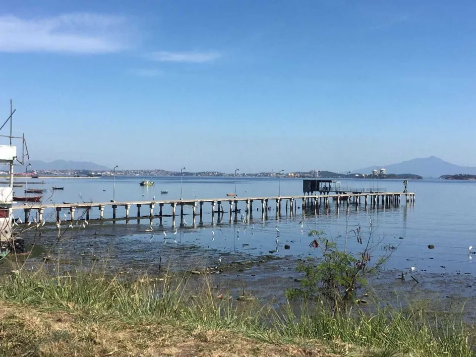 Barco onde foi encontrado o corpo estava às margens da Baía de Guanabara
