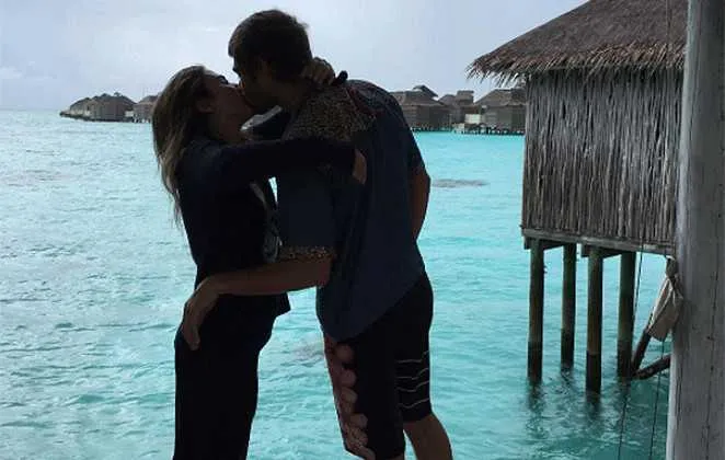 Amor e humor - A humorista Tatá Werneck usou as redes sociais, na última sexta-feira, para relembrar da recente viagem romântica que fez com o ator Rafael Vitti para as Ilhas Maldivas. Tatá postou a imagem do beijo do casal em um cenário paradisíaco e, na legenda, a artista não perdeu a chance de fazer uma piada. “TBT que eu ainda tô pagando no cartão de crédito”, brincou.