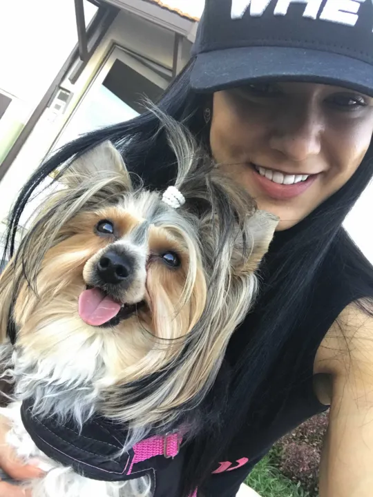"Musa Fitness", Eva Andressa adora mostrar para os seus mais de 10,5 milhões de fãs na rede social a sua cadelinha Crystal. "Ela é da raça yorkshire e tem dois anos e meio. Ela é minha companheira, um grude, mimada e dengosa. Digo que é minha filha de quatro patas. Quando viajo, minha mãe cuida dela, que também ama cachorro", conta, toda orgulhosa.

