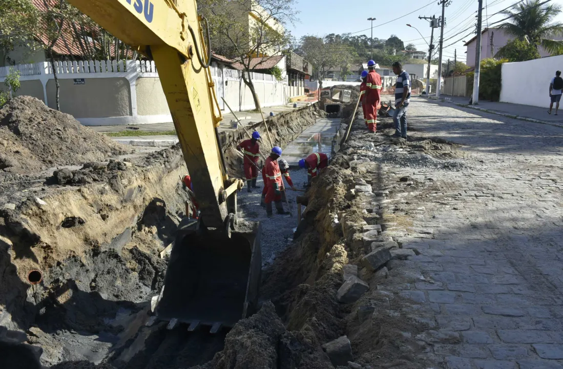 A Rua Álvares Castro está recebendo nova rede de drenagem, que deve minimizar enchentes