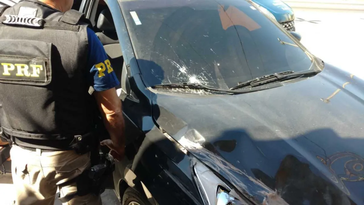 O carro foi abandonado na BR-101, altura do Jardim Catarina, após os criminosos colidirem com outro veículo