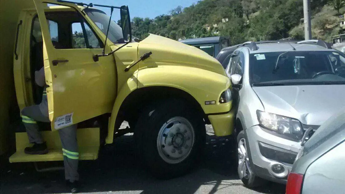 Acidente complica trânsito na RJ-104 no sentido Niterói