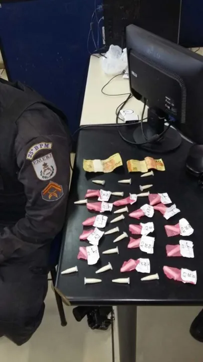 Jovens foram flagrados por PMs com 32 pinos de cocaína.
