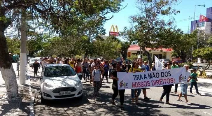 Manifestantes fizeram caminhada pelas ruas do município e seguiram para frente da prefeitura, onde realizaram ato pela educação