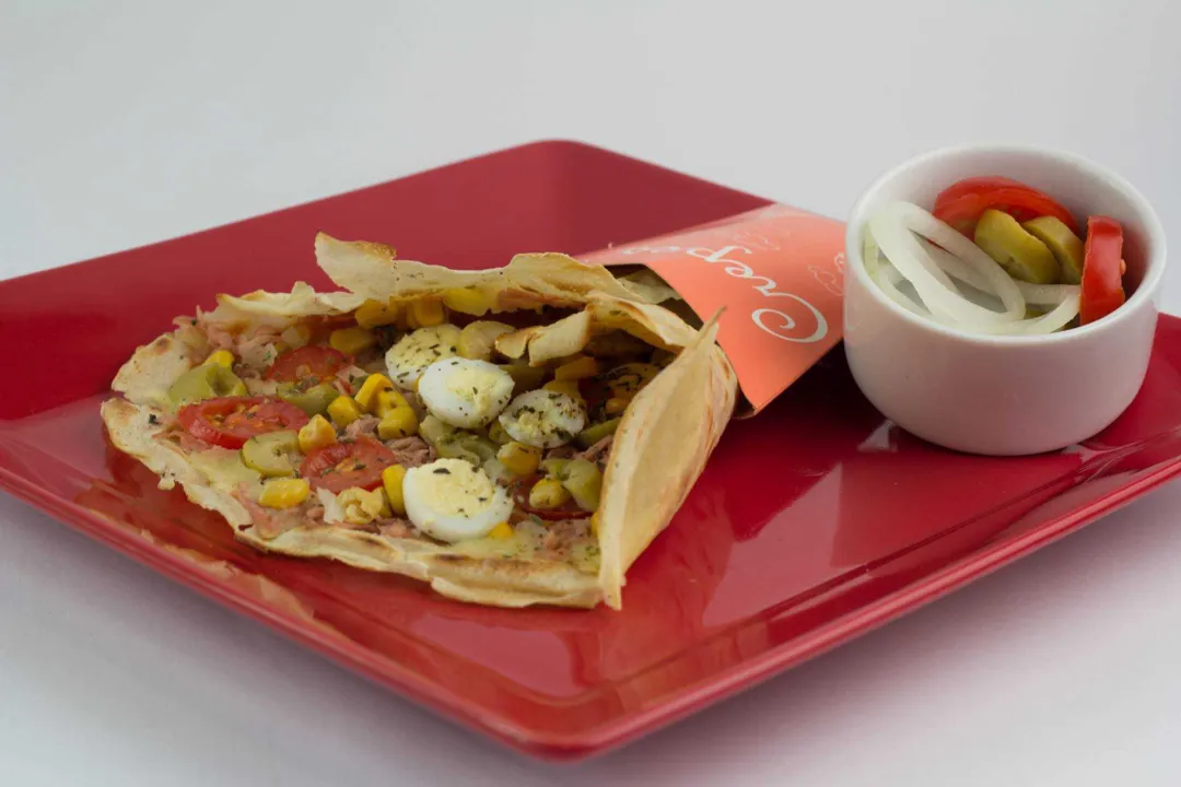 Esquece tudo que você sabe sobre crepes e preste atenção nessa novidade. Aberto, em formato de Koni e muito recheado. É assim que os crepes da L’a Mour são entregues aos seus clientes. Além dos sabores tradicionais, como os de queijo, carne, calabresa, existem dezenas de recheios especiais para agradar até os sabores mais exigentes. O crepe salgado é uma refeição. O sabor ‘portuguesa’ é perfeito para quem gosta da mistura de sabores. O tradicional recheio de pizzas, veio em cima da massa fina e crocante. É leve, saboroso e alimenta muito. Mas se você é ‘formiga’, a creperia oferece diversos recheios doces. A minha sugestão é o de chocolate com morangos. o contraste clássico dos sabores faz toda a diferença. Para maiores informações: facebook.com/crepelamour