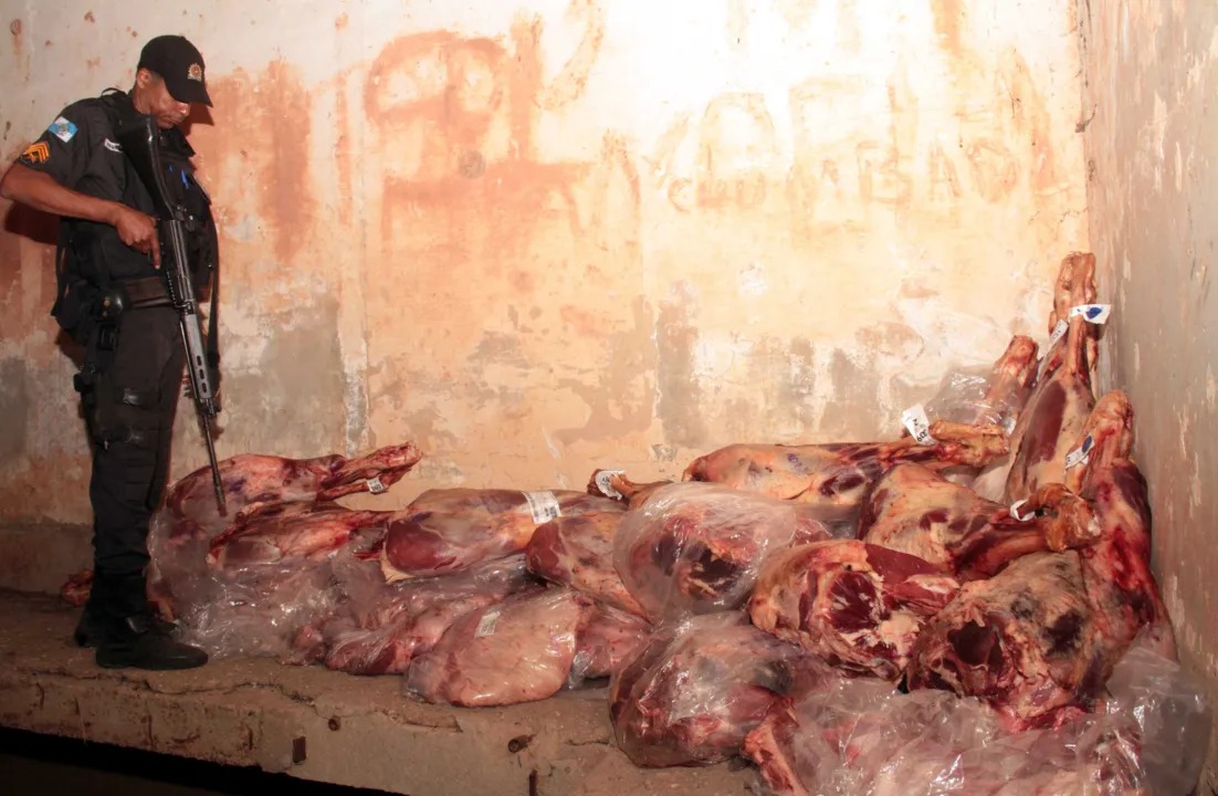 A carga de carnes recuperada pelos policiais está avaliaram em R$ 70 mil. Os traficantes descarregavam a carne foram surpeendidos