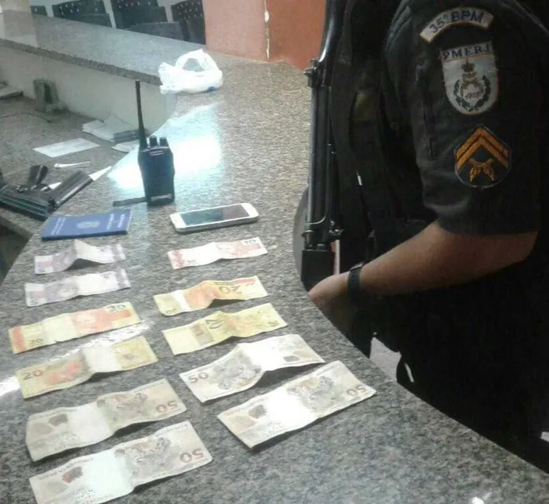 Mãe e filho ofereceram R$300 aos policiais