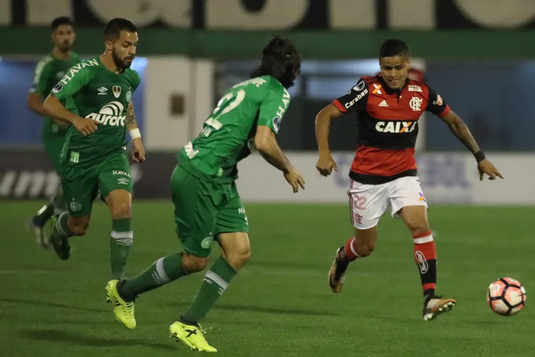 O meia Everton jogou apenas a primeira etapa e saiu machucado