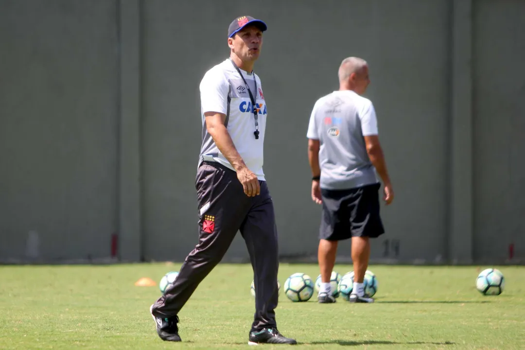 O técnico Zé Ricardo observou atentamente a atividade