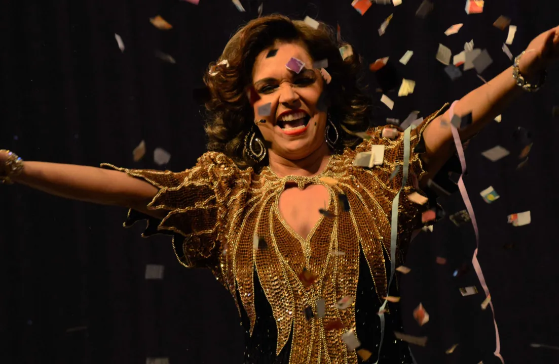 Vivendo a lendária Emilinha Borba, Stella Maria Rodrigues canta vários de seus sucessos e relembra lindas e engraçadas histórias da vida e carreira da eterna Rainha do Rádio no Teatro da UFF. Conhecida atriz de musicais, Stella já personificou Emilinha Borba em outro espetáculo, o "Emilinha e Marlene". As apresentações acontecem em curtíssima temporada e em horário diferenciado, às 18h, às quartas e quintas-feiras.
 