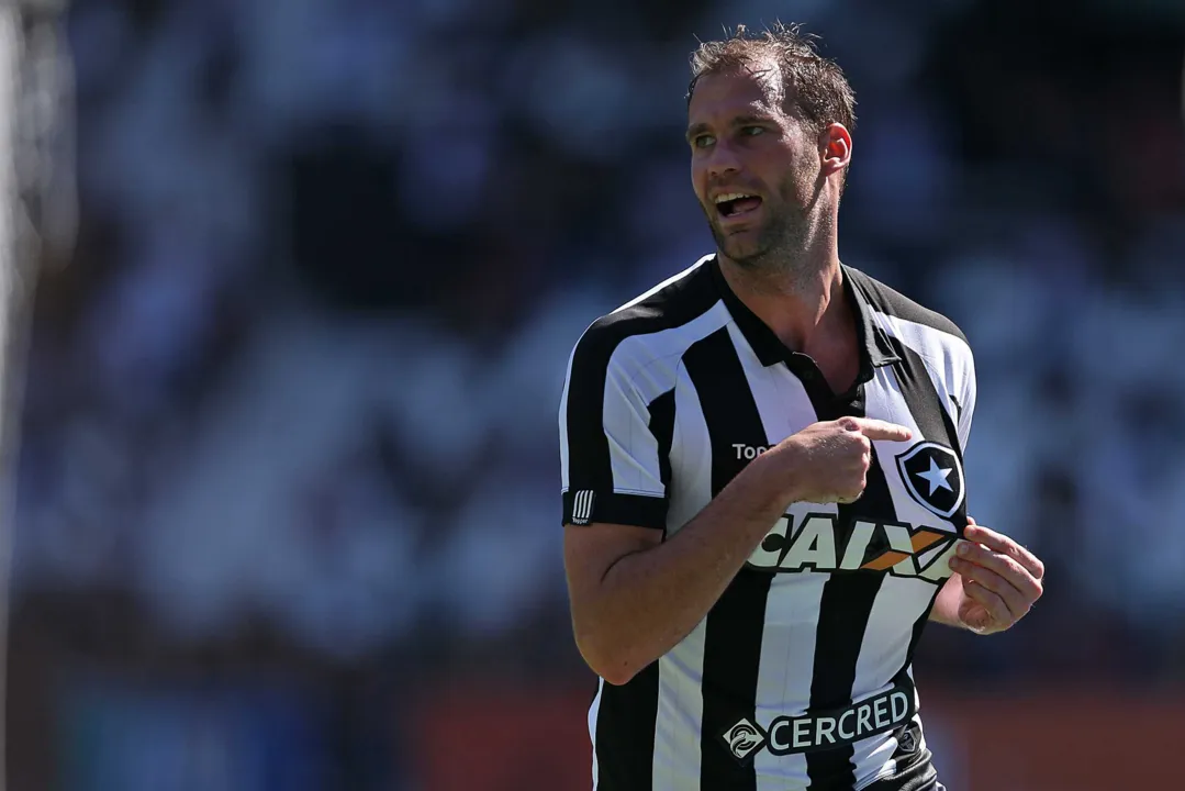O zagueiro e capitão do Botafogo, Carl i lembrou da proximidade do G-6 no Campeonato Brasileiro